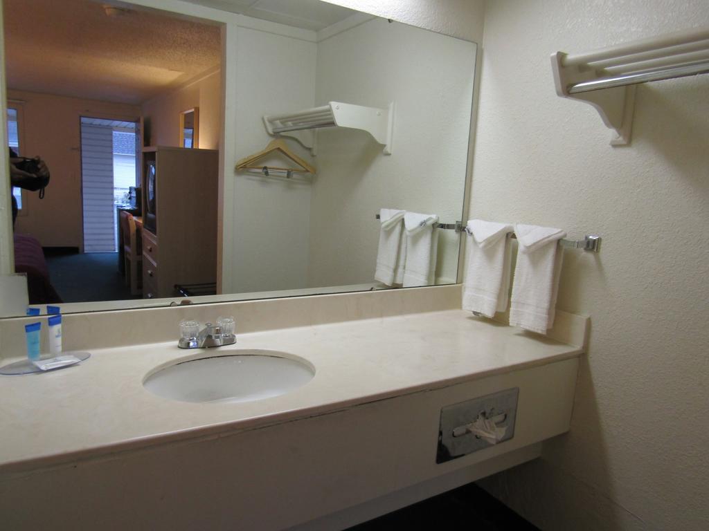Austin Town Inn Austintown Экстерьер фото