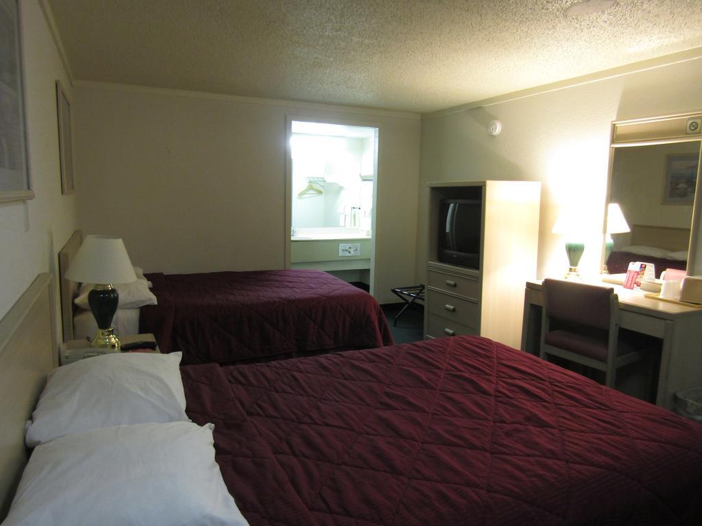 Austin Town Inn Austintown Экстерьер фото