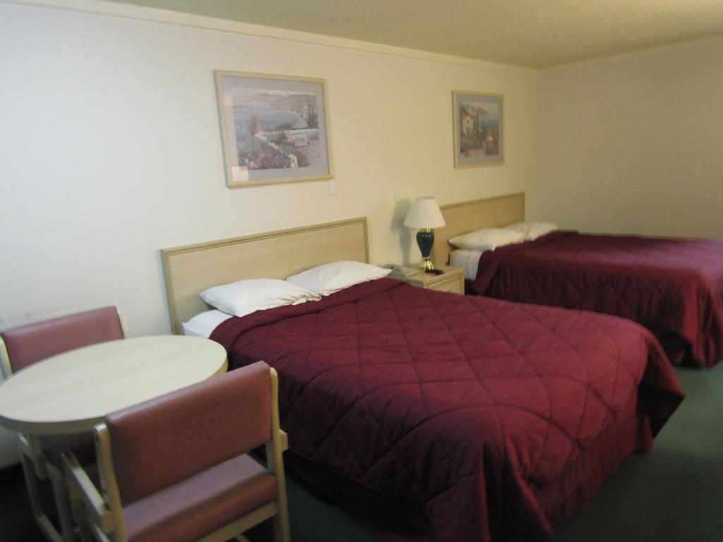 Austin Town Inn Austintown Экстерьер фото