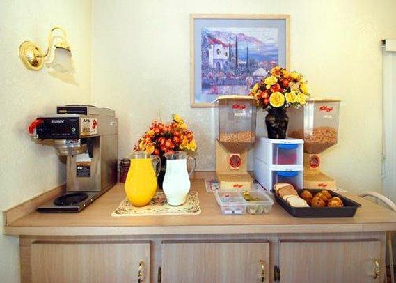 Austin Town Inn Austintown Экстерьер фото
